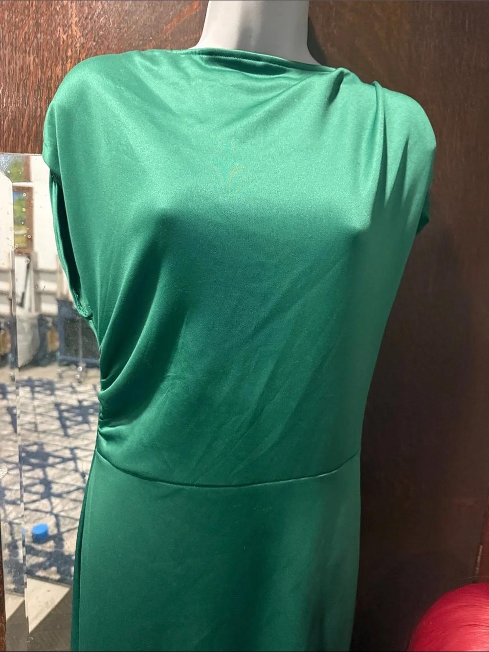 N/A sleek emerald